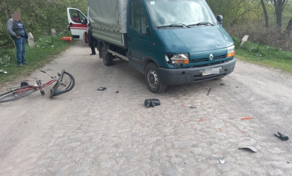У Липовці велосипедистка виїхала на зустрічку та потрапила під вантажівку
