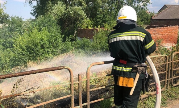 У Липовецькій громаді через займання сухої трави постраждав чоловік