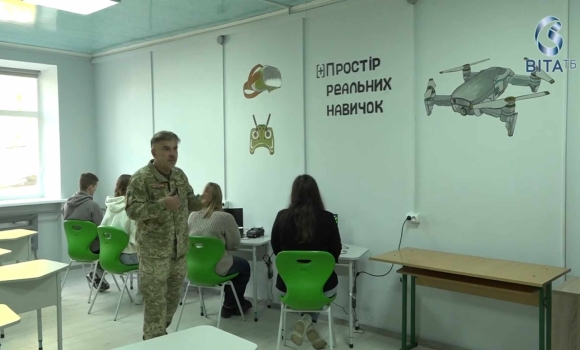 У Літинській громаді старшокласників вчать управляти дронами У Літинській громаді старшокласників вчать управляти дронами