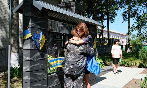 У Липовецькій громаді відкрили меморіальну дошку 31-річному загиблому земляку