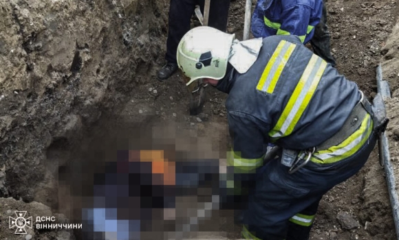У Могилеві-Подільському зсув грунту живцем поховав ремонтника