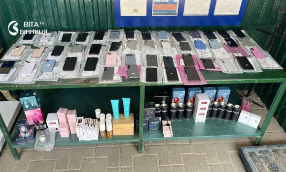 У Могилеві-Подільському дівчина намагалася провезти через кордон 47 смартфонів і косметику