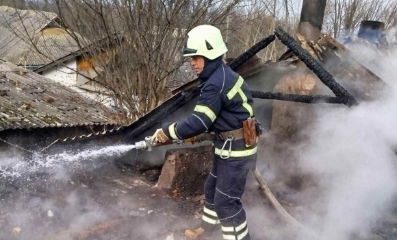 У Могилеві-Подільському горів виробничий цех, а у Жмеринському районі - гараж з авто