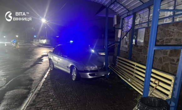 У Могилеві-Подільському нетверезий водій виїхав на тротуар і протаранив автобусну зупинку