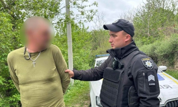 У Могилів-Подільському районі п'яний ревнивець встромив ножа у спину дружині