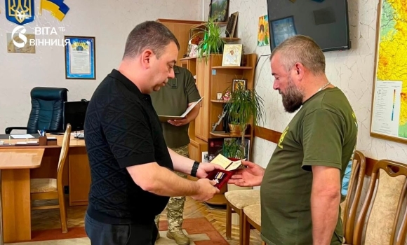 У Могилів-Подільському районі вручили родині нагороду полеглого Захисника У Могилів-Подільському районі вручили родині нагороду полеглого Захисника