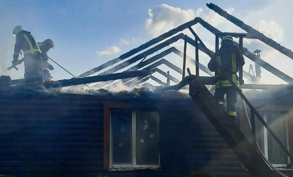 У Могилів-Подільському районі згорів дах житлового будинку