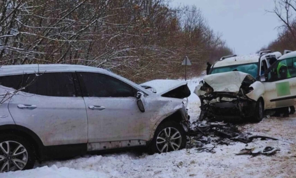 У Могилів-Подільському районі зіткнулись на трасі два легковики - один з водіїв загинув У Могилів-Подільському районі зіткнулись на трасі два легковики - один з водіїв загинув