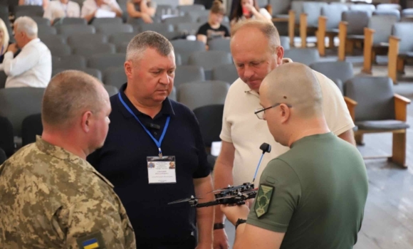 У Мурафі команда гуманітарного штабу передала 15 FPV-дронів військовій частині