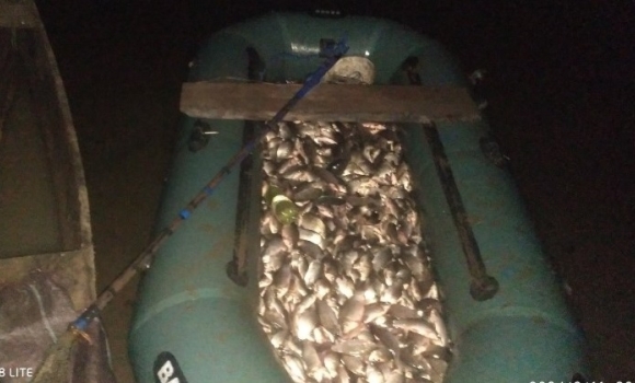 У Мурафській громаді чоловік електровудками наловив повний човен риби