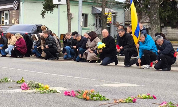У Немирові прощались з молодим воїном-патріотом У Немирові прощались з молодим воїном-патріотом