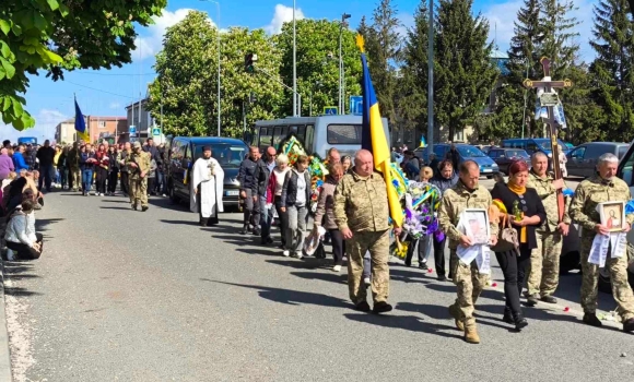 У Немирові “живим коридором” зустріли загиблого на фронті земляка
