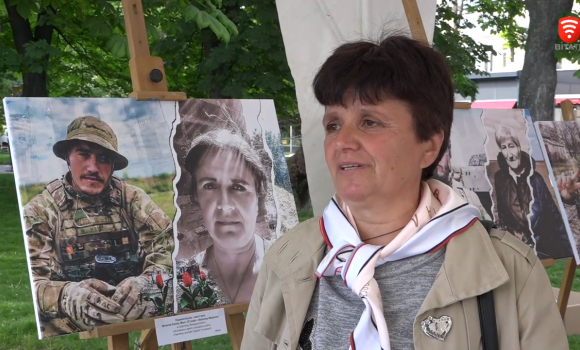 У пам'ять про полеглих Захисників Маріуполя матері Героїв відкрили у центрі Вінниці фотовиставку