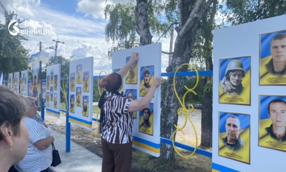У Піщанці відкрили Алею Надії для родин зниклих Захисників У Піщанці відкрили Алею Надії для родин зниклих Захисників
