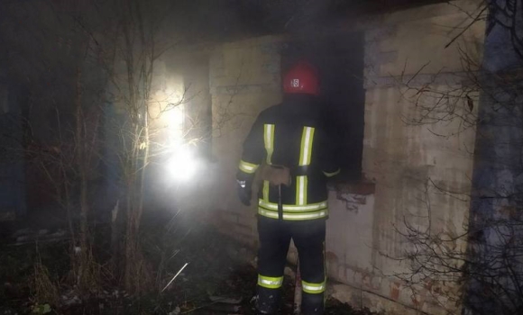 У Погребищенській громаді через недопалок загорівся приватний будинок