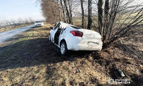 У Погребищенській громаді водій Citroen злетів у кювет: троє людей постраждали