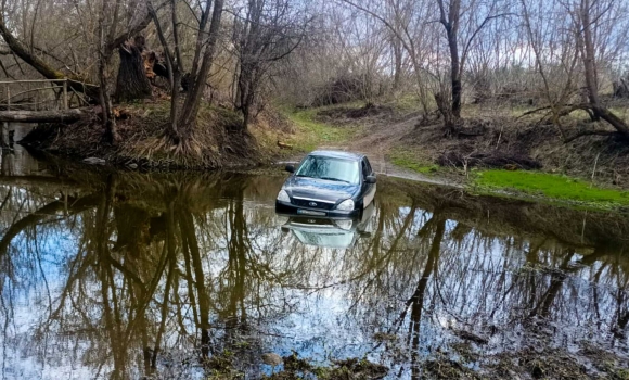 У Погребищенській громаді водій хотів перетнути річку на авто та застряг посеред водойми