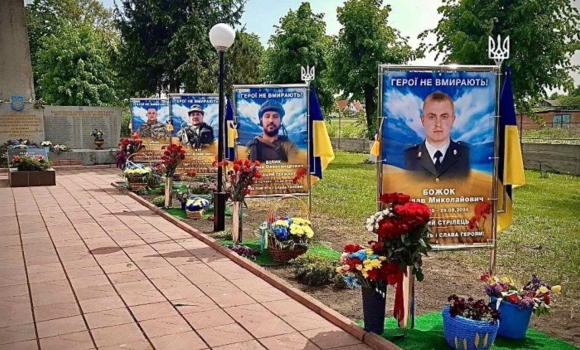 У Писарівці урочисто відкрили меморіальний банер загиблому земляку