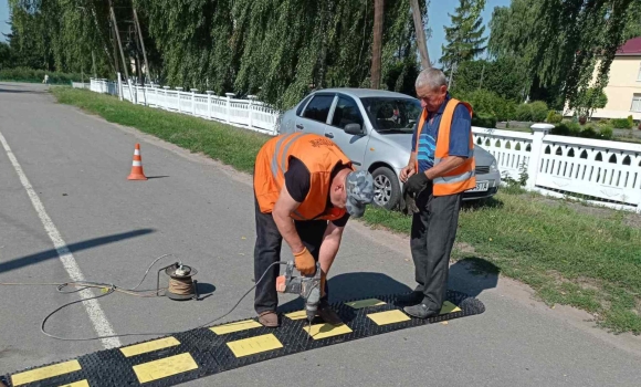 У Радівці встановили чотири «лежачих поліцейських»