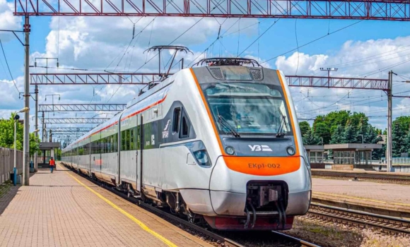 У серпні через Вінницю продовжать курсувати додаткові літні поїзди