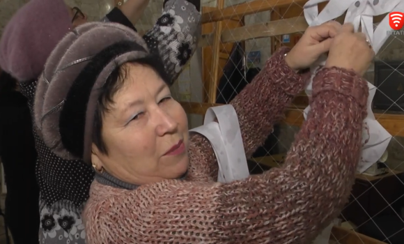У Шаргороді майже два роки плетуть маскувальні сітки на фронт