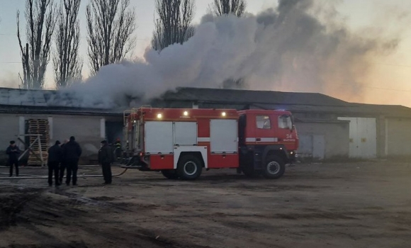 У Шаргороді загорівся склад: вогонь знищив товари, палети та техніку