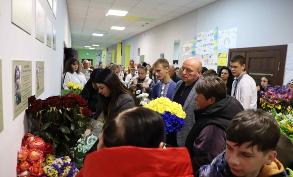 У Сосонському ліцеї відкрили меморіальний стенд на честь загиблих Героїв