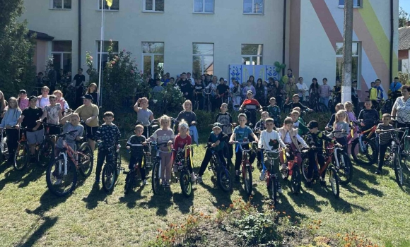 У Стадницькій гімназії з’явилась сучасна велопарковка