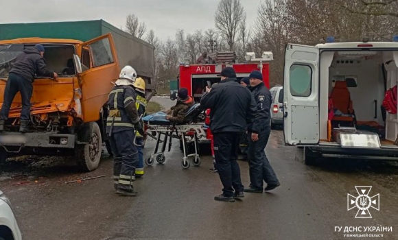 У Теплицькій громаді рятувальники дістали з понівеченого автомобіля водія