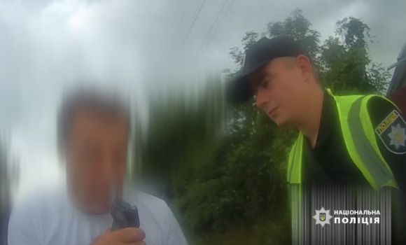 У Теплику п'яний водій пропонував поліцейським 20 тис. грн хабаря