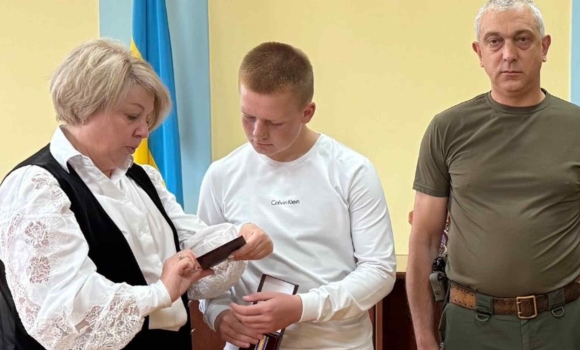 У Теплику син загиблого воїна отримав батьківську нагороду