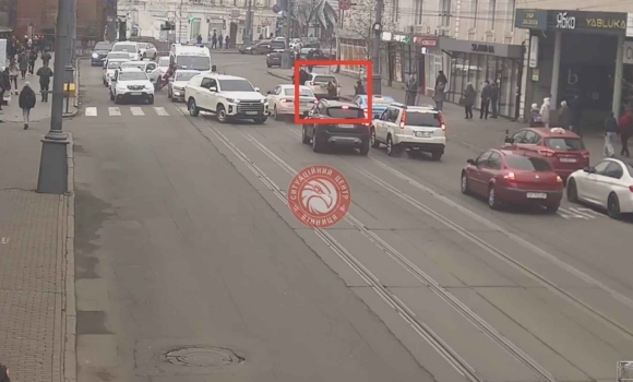 У центрі Вінниці автомобіль збив дівчину на пішохідному переході