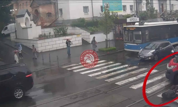 У центрі Вінниці автомобіль збив перехожого на милицях