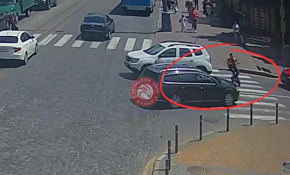 У центрі Вінниці автомобіль зіткнувся з електросамокатом