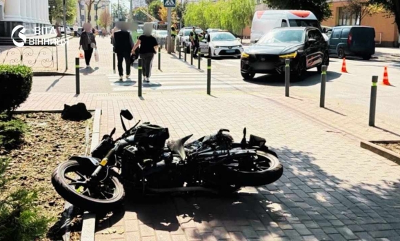 У центрі Вінниці травмувався неповнолітній мотоцикліст У центрі Вінниці травмувався неповнолітній мотоцикліст