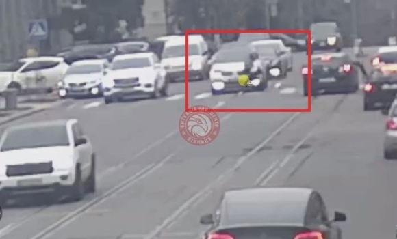 У центрі Вінниці жінка потрапила під колеса позашляховика У центрі Вінниці жінка потрапила під колеса позашляховика