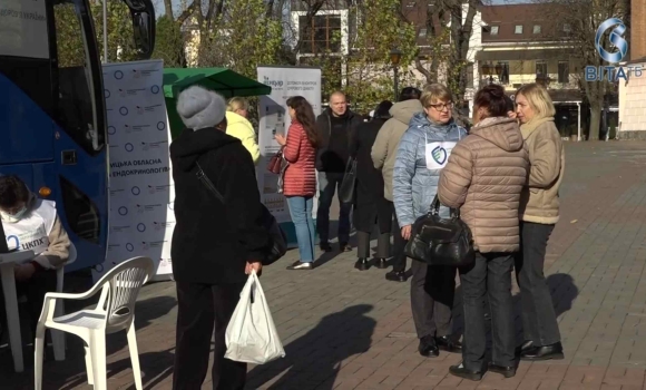 У центрі Вінниці знову працював мобільний вакцинобус У центрі Вінниці знову працював мобільний вакцинобус