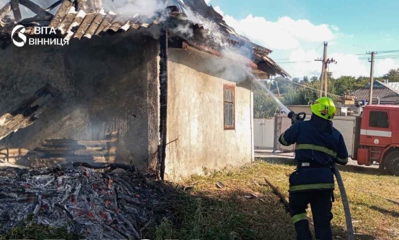 У Тульчинському районі вогонь перекинувся з поля на дах будинку У Тульчинському районі вогонь перекинувся з поля на дах будинку