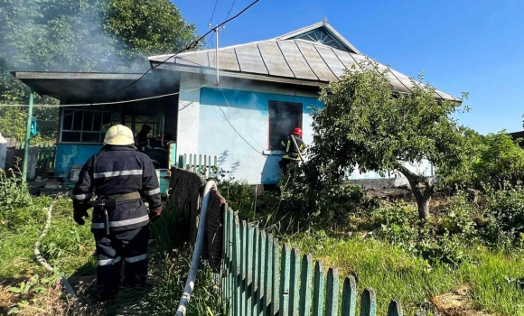 У Тульчинському районі загорівся приватний будинок