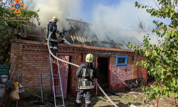 У Турбівській громаді згоріла господарча будівля з тюками