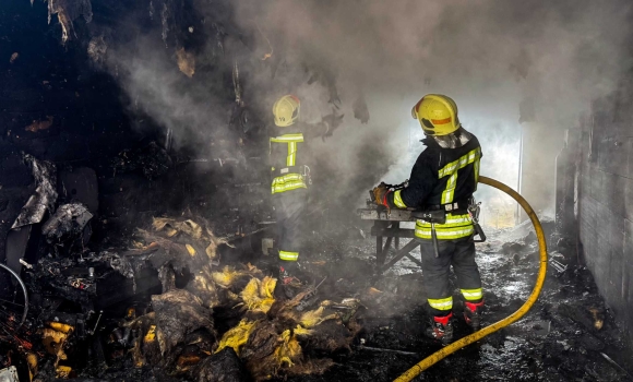 У Турбові вогонь з палаючого гаража ледь не перекинувся на будівлю поруч