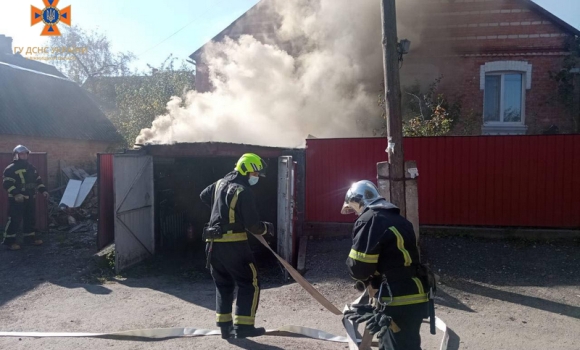 У Вінниці 15 жовтня горів гараж у дворі приватного будинку