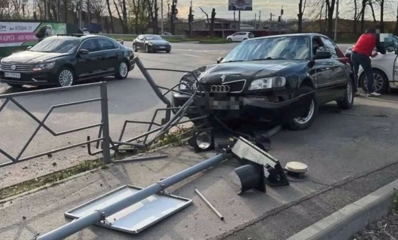 У Вінниці 74-річний водій збив огорожу і світлофор
