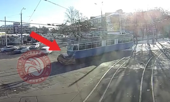 У Вінниці біля Урожаю Honda зіткнувся з трамваєм