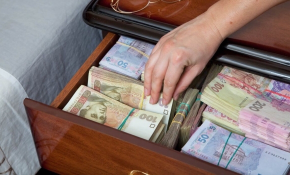 У Вінниці бухгалтерка нишком замовляла собі товари за гроші медзакладу