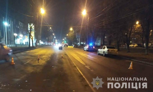 У Вінниці чоловік переходив дорогу у невстановленому місці та потрапив під авто