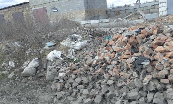 Будівельні відходи у Вінниці чоловік викинув на території гаражного кооперативу