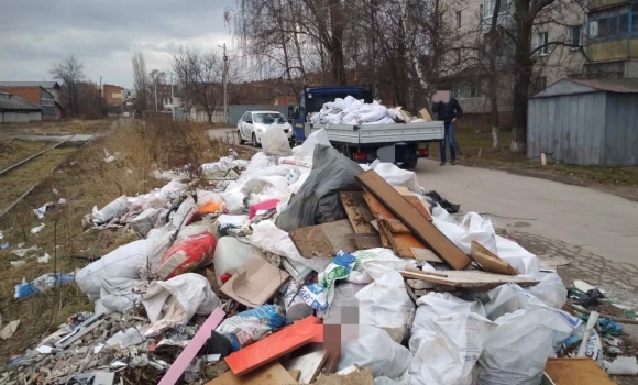 У Вінниці чоловік влаштував смітник просто обабіч дороги