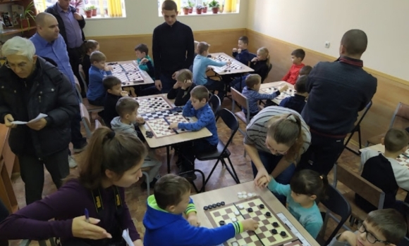 У Вінниці дітлахів запрошують на заняття у шахово-шашковий клуб