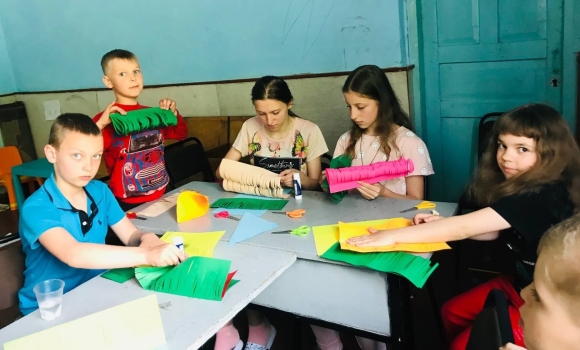 У Вінниці для дітей-переселенців провели майстер-клас з виготовлення квітів